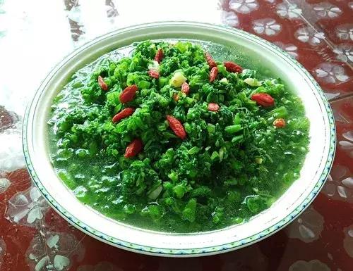 菜農(nóng)種植無(wú)需噴農(nóng)藥的蔬菜，不僅栽培簡(jiǎn)單、而且效益高